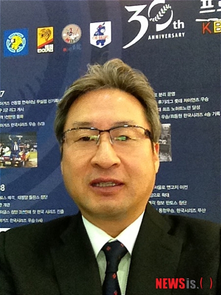 【서울=뉴시스】9년 째 프로야구 골든글러브 시상식을 후원해오고 있는 비바스포츠 권오성(53) 대표. (사진제공 = 비바스포츠)