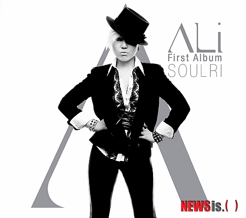 【서울=뉴시스】유상우 기자 = 가수 알리(27·조용진)가 1집 '소리(Soulli): 영혼이 있는 마을'을 13일 발표한다. 데뷔 2년만의 정규 음반이다.&nbsp; 힙합 스타일 리듬의 레게풍 멜로디가 인상적인 타이틀곡 '촌스럽게 굴지마'에는 그룹 '비스트'의 래퍼 용준형이 피처링으로 참여해 흥을 더했다.&nbsp; 가창력으로 가요팬들을 사로잡았던 '365일'과 '뭐 이런 게 다 있어' '울컥' 등 모두 11곡이 수록됐다.&nbsp; 알리는 이 음반에서 발라드와 R&B, 재즈, 힙합 등 다양한 장르를 소화했다. 특히 '핑핑글'과 '첫 인사' '나영이' 등 4곡을 작사·작곡하는 등 싱어송라이터로서 재능도 뽐냈다.&nbsp; '나영이'는 조두순의 아동 성폭행사건을 알리의 시각으로 풀어낸 노래다. 일렉트로닉 라운지 스타일의 곡으로 나영이 사건의 아픔을 전하면서 아동 성추행 문제에 경종을 울리는 메시지를 담고 있다.&nbsp; 알리는 "오랫동안 묵혀 있던 자작곡들이 드디어 빛을 볼 수 있다는 점에서 더욱 애정이 간다"며 "음악을 사랑하는 분들의 오감을 충족시킬 수 있는 다양한 음악들이 담겼다"고 소개했다.&nbsp; 한편, 알리는 18일 오후 4시와 7시30분 부산롯데호텔 아트홀에서 가수 임정희와 듀엣콘서트 '알리-임정희 더 파워 솔 콘서트'를 연다. 이어 24일 오후 7시 서울 어린이대공원 돔아트홀에서 첫 단독 콘서트 '알리 화이트 크리스마스 콘서트'를 펼친다.&nbsp; swryu@newsis.com