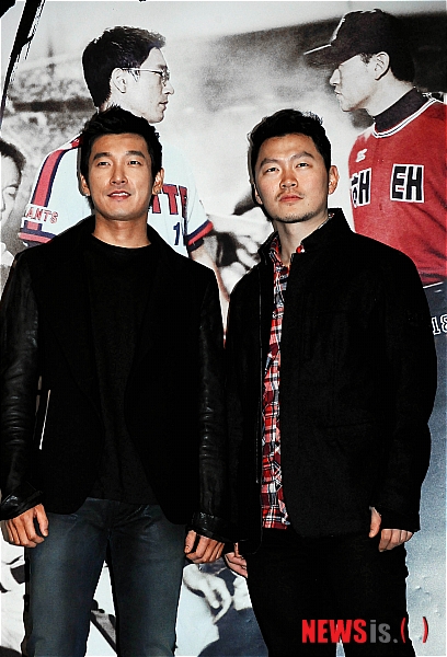 【서울=뉴시스】박문호 기자 = 12일 오후 서울 광진구 자양동 롯데시네마 건대점에서 열린 영화'퍼펙트게임(감독 박희곤)' 언론시사회에서 배우 조승우와 양동근이 포즈를 취하고 있다. go2@newsis.com