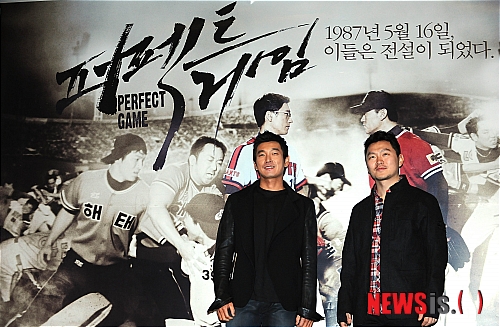 【서울=뉴시스】박문호 기자 = 12일 오후 서울 광진구 자양동 롯데시네마 건대점에서 열린 영화'퍼펙트게임(감독 박희곤)' 언론시사회에서 배우 조승우(왼쪽)와 양동근이 포즈를 취하고 있다. go2@newsis.com