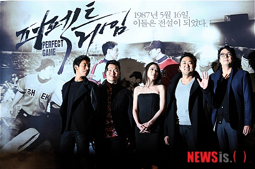 【서울=뉴시스】박문호 기자 = 12일 오후 서울 광진구 자양동 롯데시네마 건대점에서 열린 영화'퍼펙트게임(감독 박희곤)' 언론시사회에서 (왼쪽부터) 배우 조승우, 양동근, 최정원, 마동석, 조진웅이 포즈를 취하고 있다. go2@newsis.com