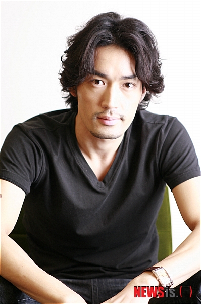 【서울=뉴시스】유상우 기자 = 일본 출신 탤런트 오타니 료헤이(31)가 이야기엔터테인먼트와 재계약했다.&nbsp; 매니지먼트사 이야기엔터테인먼트는 13일 "스크린으로 활동영역을 넓히고 있는 오타니 료헤이가 한국에서 폭넓은 연기활동을 이어갈 수 있도록 지원을 아끼지 않을 것"이라고 전했다.&nbsp; 2003년 광고를 통해 얼굴을 알린 오타니는 MBC TV 드라마 '소울메이트', SBS TV '도쿄, 여우비', KBS 1TV '집으로 가는 길' 등에 출연했다. 영화 '최종병기 활'에서도 활약했다.&nbsp; 내년 3월 방송하는 OCN TV시리즈 '히어로'에 범죄조직 두목 '이재인'으로 캐스팅된 상태다.&nbsp; swryu@newsis.com&nbsp; 