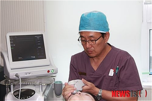 【서울=뉴시스헬스/뉴시스】 세련피부과 황규광 원장이 주름 시술을 진행하고 있다. (사진=세련피부과 제공) 조진성기자 cjs@newsishealth.com