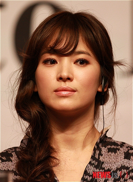 【서울=뉴시스】김지은 기자 = 탤런트 송혜교가 '올해의 여성영화인' 연기상을 받는다.&nbsp; 여성영화인상시상식 주최측은 13일 "송혜교가 영화 '오늘'로 네티즌과 여성영화인이 함께 선정한 여성영화인 연기상 수상자로 선정됐다"며 "더욱 깊어진 눈빛으로 차분하지만 분명하게 관객들에게 '용서'라는 화두를 전하는 묵직하고 깊은 연기를 보여줬다"고 밝혔다.&nbsp; 공로상은 배우 최지희, 연출·시나리오상은 애니메이션 '소중한 날의 꿈'의 한혜진 안재훈씨, 제작·프로듀서상은 '아이들'의 엄주영 프로듀서가 수상한다.&nbsp; 단편·다큐멘터리상은 '두 개의 선'의 지민, 기술상은 '써니'의 편집기사 남나영씨, 홍보마케팅상은 애니메이션 '마당을 나온 암탉'의 시네드에피에게 돌아간다.&nbsp; 시상식은 15일 오후 7시30분 서울 안국동 씨네코드 선재에서 배우 박철민의 사회로 열린다.&nbsp; kje1321@newsis.com 