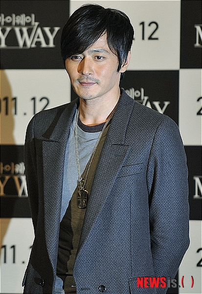 【서울=뉴시스】최동준 기자 = 배우 장동건이 13일 오후 서울 행당동 CGV 왕십리에서 열린 영화 '마이웨이' 언론 시사회에서 포토타임 포즈를 취하고 있다. photocdj@newsis.com