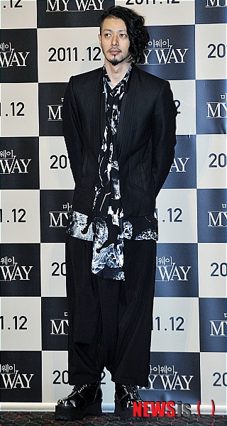 【서울=뉴시스】최동준 기자 = 배우 오다기리 조가 13일 오후 서울 행당동 CGV 왕십리에서 열린 영화 '마이웨이' 언론 시사회에서 포토타임 포즈를 취하고 있다. photocdj@newsis.com