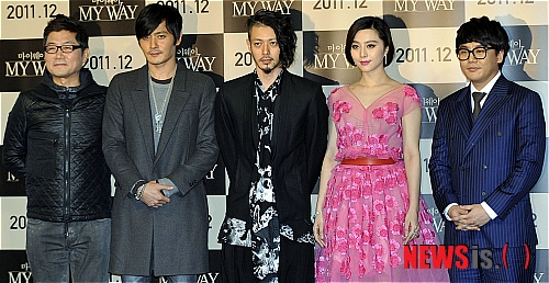 【서울=뉴시스】최동준 기자 = 13일 오후 서울 행당동 CGV 왕십리에서 열린 영화 '마이웨이' 언론 시사회에서 출연진들이 기념촬영을 하고 있다. 왼쪽부터 감독 강제규, 배우 장동건, 오다기리 조, 판빙빙, 김인권. photocdj@newsis.com