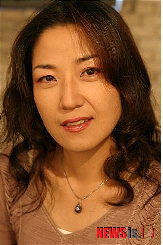 【서울=뉴시스】이재훈 기자 = 김동훈연극상 운영위원회(위원장 유민영)가 올해 제12회 수상자로 연극배우 서이숙(43)을 선정했다.&nbsp; 서이숙은 올해 '오이디푸스' '메기의 추억' 등에서 뛰어난 연기력을 선보였으며 최근 몇 년 간 '갈매기' '템페스트' '고곤의 선물' '피카소의 여인들' '열하일기만보' 등 리얼리즘 연극을 통해 만개한 연기력을 보여 큰 갈채를 받았다고 위원회는 평했다.&nbsp; 중앙대 국악과와 동대학원 한국음악과를 나온 서이숙은 1989년 극단 미추의 단원으로 연극계에 발을 들였다. 2004년 동아연극상 연기상 등을 받았다.&nbsp; 26일 오후 6시30분 대학로 아르코예술극장 대극장에서 열리는 '2011 대한민국 연극인의 밤'에서 시상한다.&nbsp; 한편, 김동훈연극상은 연극연출가 겸 연극배우 김동훈(1939~1996)을 기리기 위해 2000년 제정됐다. 경기고·서울대 미학과를 거쳐 극단 실험극장에서 연극활동을 한 김동훈은 연기자, 연출가, 극단 운영자, 연극행정가로 한국연극에 족적을 남겼다.&nbsp; 상은 고인의 경력에 따라 수상범위를 연기자로 한정하는 것이 원칙이다. 기성·신인 연기자 중 창조적이며 미래지향적인 연기세계를 구축하고 있는 이를 시상한다.&nbsp; realpaper7@newsis.com 