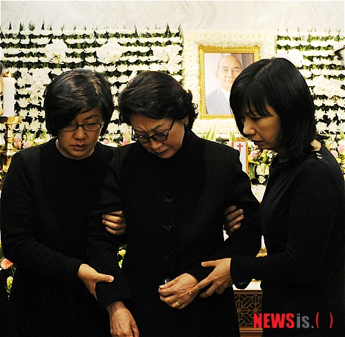 【서울=뉴시스】김기태 기자 = 향년 84세의 일기로 별세한 박태준 포스코 명예회장의 빈소가 차려진 서울 연세대 세브란스병원 장례식장에서 장옥자 여사(가운데)가 헌화한 뒤 슬퍼하고 있다.&nbsp; presskt@newsis.com 