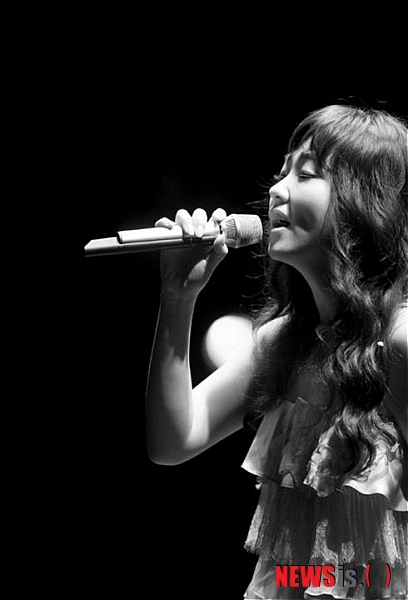 【울산=뉴시스】고은희 기자 = 울산 동구 현대예술관은 유럽에서도 손꼽는 매혹적인 재즈보컬 나윤선이 19일 현대예술관 무대에서 콘서트를 갖는다고 14일 밝혔다. 최근 무대공연을 펼친 나윤선의 사진이다. (사진=현대예술관 제공) photo@newsis.com