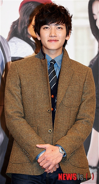 【서울=뉴시스】박문호 기자 = 배우 지창욱이 14일 오후 서울 마포구 도화동 서울가든호텔에서 열린 채널A의 수목드라마 '총각네 야채가게(극 윤성희, 연출 이준형)' 제작발표회에서 포즈를 취하고 있다. go2@newsis.com