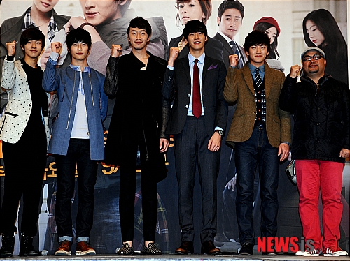 【서울=뉴시스】박문호 기자 = 14일 오후 서울 마포구 도화동 서울가든호텔에서 열린 채널A의 수목드라마 '총각네 야채가게(극 윤성희, 연출 이준형)' 제작발표회에서 남자배우들과 연출이 파이팅을 외치고 있다. 왼쪽부터 배우 신원호, 성하, 이광수, 김영광, 지창욱, 이준형 연출. go2@newsis.com