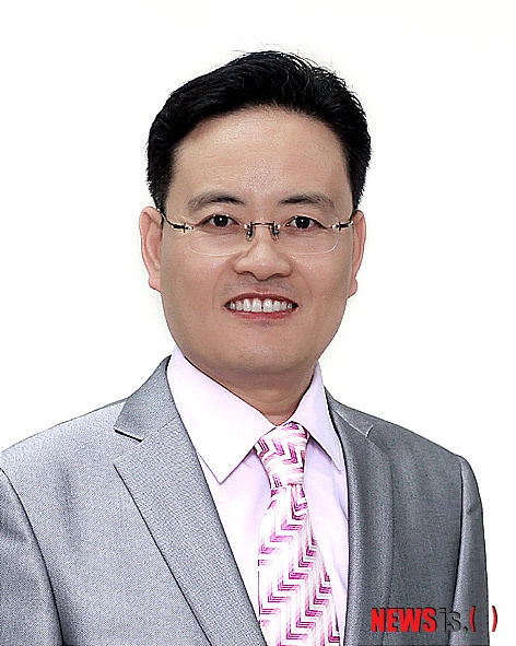 【울산=뉴시스】조현철 기자 = 울산대학교는 15일 경영학부 최석봉 교수가 최근 고려대 LG-POSCO 경영관에서 열린 '2011년 한국국제경영학회 정기 학술대회 및 글로벌 경영대상' 시상식에서 해외우수논문상을 수상했다고 15일 밝혔다. (사진=울산대 제공) photo@newsis.com