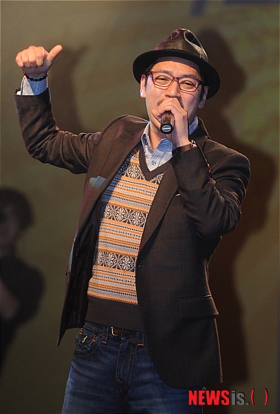 【서울=뉴시스】박상훈 기자 = 15일 오후 서울 마포구 홍익대 V홀에서 열린 KB국민 랩 경연대회 '나도 랩퍼다'에서 바비킴이 축하공연을 펼치고 있다.&nbsp; hyalinee@newsis.com