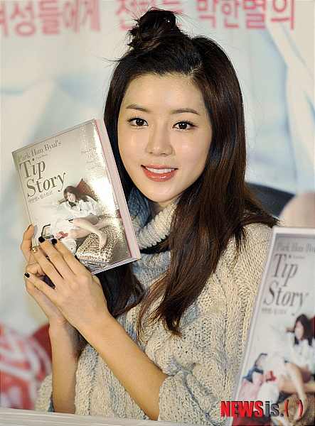 【서울=뉴시스】최동준 기자 = 배우 박한별이 16일 오후 서울 용산구 이태원동 한 레스토랑에서 열린 '박한별s 팁스토리' 출간기념회에서 포토타임 포즈를 취하고 있다. photocdj@newsis.com