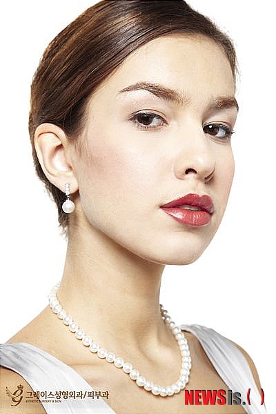 【서울=뉴시스헬스/뉴시스】 콧대와 코끝이 낮으면 얼굴의 전체적인 입체감이 떨어지며 이목구비가 뚜렷한 사람에 비해 세련되지 못한 인상으로 보일 수 있다. (사진=압구정 그레이스 성형외과 제공) 조진성기자 cjs@newsishealth.com