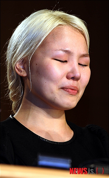 【서울=뉴시스】박문호 기자 = 가수 알리(본명 조용진)가 16일 오후 서울 종로구 홍지동 상명아트센터 콘서트홀에서 열린 알리의 정규 1집에 수록된 '나영이'곡 논란과 관련한 공식 기자회견장에서 2008년 성폭행당한 사실을 밝히며 눈물을 흘리고 있다.&nbsp; go2@newsis.com