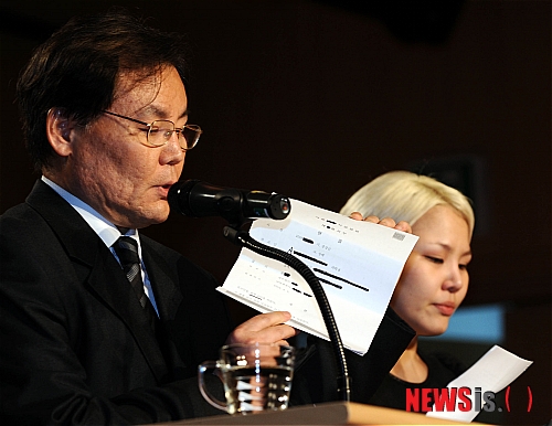 【서울=뉴시스】박문호 기자 = 가수 알리(본명 조용진)가 16일 오후 서울 종로구 홍지동 상명아트센터 콘서트홀에서 열린 알리의 정규 1집에 수록된 '나영이'곡 논란과 관련한 공식 기자회견장에서 성폭행당한 사실을 밝히며 눈물을 흘리고 있다. 아는 동생 사이던 지인은 2008년 알리를 무참히 폭행해 광대뼈가 으스러져 실신한 그녀를 택시에 태워 성폭행했다고 밝혔다.&nbsp; go2@newsis.com