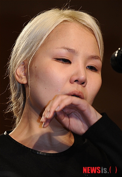 【서울=뉴시스】박문호 기자 = 가수 알리(본명 조용진)가 16일 오후 서울 종로구 홍지동 상명아트센터 콘서트홀에서 열린 알리의 정규 1집에 수록된 '나영이'곡 논란과 관련한 공식 기자회견장에서 성폭행당한 사실을 밝히며 눈물을 흘리고 있다. 아는 동생 사이던 지인은 2008년 알리를 무참히 폭행해 광대뼈가 으스러져 실신한 그녀를 택시에 태워 성폭행했다고 밝혔다.&nbsp; go2@newsis.com