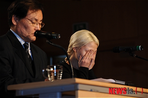 【서울=뉴시스】박문호 기자 = 가수 알리(본명 조용진)가 16일 오후 서울 종로구 홍지동 상명아트센터 콘서트홀에서 열린 알리의 정규 1집에 수록된 '나영이'곡 논란과 관련한 공식 기자회견장에서 성폭행당한 사실을 밝히며 나영이 가족과 네티즌에게 사죄하고 있다.&nbsp; go2@newsis.com