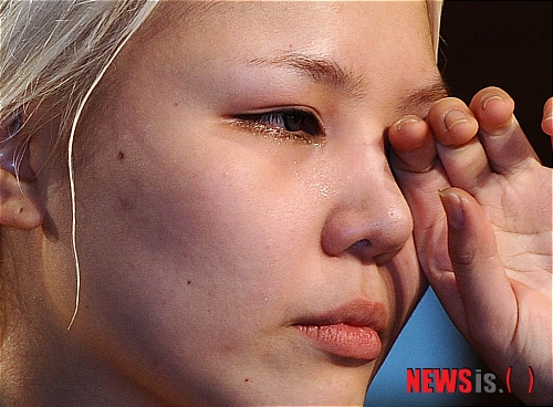 【서울=뉴시스】박문호 기자 = 가수 알리(본명 조용진)가 16일 오후 서울 종로구 홍지동 상명아트센터 콘서트홀에서 열린 알리의 정규 1집에 수록된 '나영이'곡 논란과 관련한 공식 기자회견장에서 성폭행당한 사실을 밝히며 눈물을 흘리고 있다. 아는 동생 사이던 지인은 2008년 알리를 무참히 폭행해 광대뼈가 으스러져 실신한 그녀를 택시에 태워 성폭행했다고 밝혔다.&nbsp; go2@newsis.com