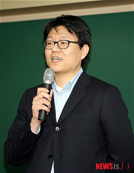 【울산=뉴시스】고은희 기자 = 울산시 남구 무거동 본사직영 대성학원 울산본원은 17일부터 예비중과 예비고 1,2,3학년생 접수에 앞서 지난 16일 학원 7층에서 대성학원 디지털대성 최진영 대표이사와 학생과 학부모 500여 명이 참석한 가운데 '2012 대성 WINTER SCHOOL' 설명회를 개최했다. 이날 최진영 대표이사가 인사말을 하고 있다.&nbsp; gogo@newsis.com