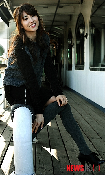 【서울=뉴시스】박문호 기자 = 배우 박하선이 16일 오후 서울 강남구 압구정동 선상 리버시티에서 뉴시스와의 인터뷰에 앞서 포즈를 취하고 있다.&nbsp; go2@newsis.com