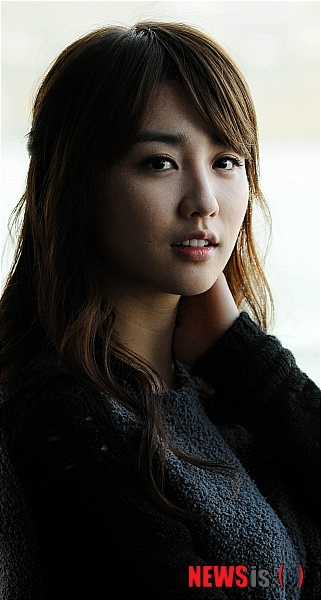 【서울=뉴시스】박문호 기자 = 배우 박하선이 16일 오후 서울 강남구 압구정동 선상 리버시티에서 뉴시스와의 인터뷰에 앞서 포즈를 취하고 있다.&nbsp; go2@newsis.com