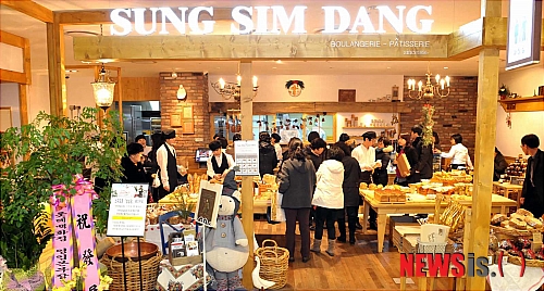【대전=뉴시스】박희송 기자 = 대전 롯데백화점 지하1층 식품관에 대전 지역의 대표적인 베이커리 업체인 성심당이 16일 오픈한 가운데 많은 고객들로부터 주목을 받고 있다. (사진=대전롯데백화점 제공)&nbsp; photo@newsis.com 