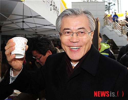 【서울=뉴시스】박문호 기자 = 문재인 노무현재단 이사장이 18일 오후 서울 금천구 시흥동 금천구청 선큰(sunken)광장에서 열린 2011년 노무현재단 송년한마당에 마련된 봉하마을의 막걸리 시음대에서 막걸리 한잔을 마시고 활짝 웃고 있다.  go2@newsis.com