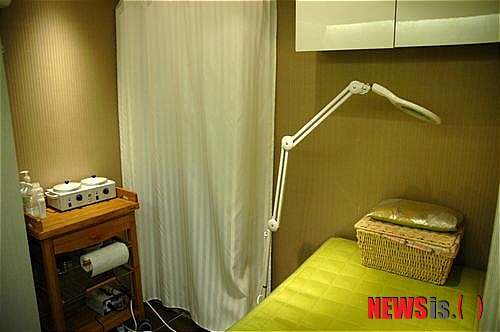 【서울=뉴시스헬스/뉴시스】 최근 여성뿐만 아니라 남성들에게도 인기를 끌고 있는 브라질리언 왁싱 전문샵 하우스왁싱 내부 모습. (사진=하우스왁싱 제공) 조진성기자 cjs@newsishealth.com