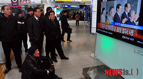 【대전=뉴시스】홍성후 기자 = 북한 김정일 국방위원장의 사망소식이 알려진 19일 오후 대전역 대합실에서 시민들이 김 위원장의 사망 속보를 지켜보고 있다.&nbsp; hippo@newsis.com