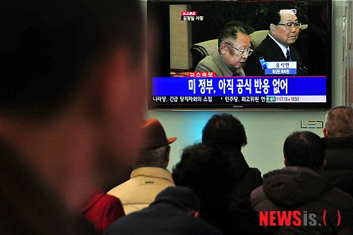 【대전=뉴시스】홍성후 기자 = 북한 김정일 국방위원장의 사망소식이 알려진 19일 오후 대전역 대합실에서 시민들이 김 위원장의 사망 속보를 지켜보고 있다.&nbsp; hippo@newsis.com