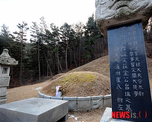 【전주=뉴시스】신동석 기자 = 19일 김정일 북한 국방위원장의 사망 소식이 전해진 가운데 전북 완주군 구이면 모악산 중턱에 자리한 전주 김씨 시조묘가 관심을 끌고 있다. 지난 2000년 김 위원장은 남한을 방문할 경우 자신의 시조묘를 참배하겠다고 남한의 방북 언론사 사장단에 말한 뒤 전주 김씨 시조묘가 주목이 됐었다.&nbsp; sds4968@newsis.com 