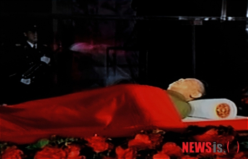 【서울=뉴시스】전진환 기자 = 20일 오후 북한조선중앙TV이 금수산 기념궁전에 안치된 김정일 시신 사진을 첫 공개했다. (사진=-KBS 캡쳐) photo@newsis.com
