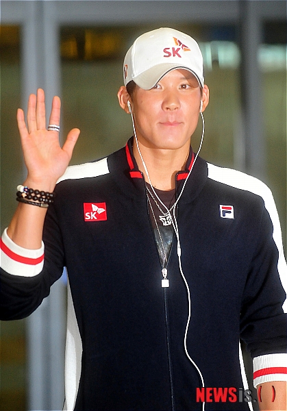 【인천공항=뉴시스】고범준 기자 = 박태환(22,단국대)이 호주 브리즈번에서 2012 런던올림픽을 향한 62일간의 1차 전지훈련을 마치고 인천국제공항을 통해 귀국하고 있다.&nbsp; bjko@newsis.com