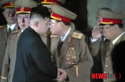 【서울=뉴시스】최동준 기자 = 20일 북한조선중앙TV가 금수산 기념궁전에 안치된 김정일 국방위원장 시신 동영상을 공개하고 있다. 이와 함께 김정은 당 중앙군사위원회 부위원장에게 군 간부들이 경례하고 있다. (사진=YTN 캡쳐)&nbsp; photo@newsis.com