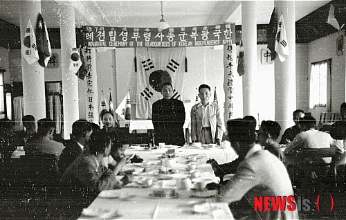 【천안=뉴시스】이종익 기자 = 독립기념관(관장 김능진)은 21일 일제강점기 한국광복군의 활약과 생활상을 집약한 한국광복군 사진자료집을 발간하고 공개했다.&nbsp; 사진은 독립기념관이 대만 중앙통신사에서 수집해 첫 공개하는 '한국광복군 총사령부 셩립(=창립)' 전례식후 오찬장에서 축사하는 김 구 주석(사진 왼쪽)의 사진으로 당시 우리나라 임시정부 요인을 비롯해 중국 국민당과 공산당 등의 실력자들이 참석했다.&nbsp; photo@newsis.com