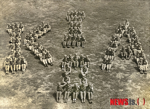 【천안=뉴시스】이종익 기자 = 독립기념관(관장 김능진)은 21일 일제강점기 대한민국임시정부의 국군으로서 1940년 9월 17일 중국 충칭(重慶)에서 창설된 한국광복군의 활약과 생활상을 집약한 '한국광복군 사진자료집'을 발간하고 공개했다.&nbsp; 당시 한국광복군 영문약자 'KIA(Korea Independence Army)'를 광복군 제2지대 대원들이 앉아서 만든 모습이 이채롭다. (사진=독립기념관 제공)&nbsp; photo@newsis.com