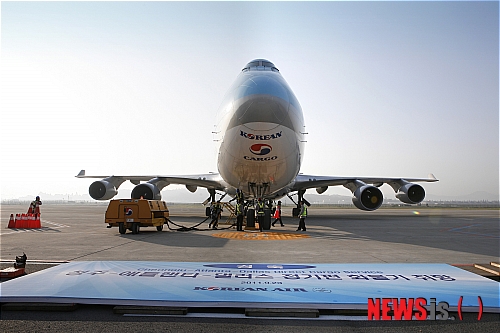【청주=뉴시스】이성기 기자 = 인천-상하이-애틀랜타-댈러스를 정기적으로 오가는 대한항공 소속 대형화물기 보잉 747-400F가 지난 9월23일 청주국제공항에서 첫 취항을 준비하고 있는 모습. 청주공항은 화물기 취항을 계기로 중부권 화물허브공항으로 자리잡을 기회를 잡았다. (사진= 뉴시스 DB)&nbsp; sklee@newsis.com&nbsp; 