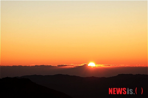 【서울=뉴시스】김정환 기자 = 1월1일을 앞두고 연말 해넘이·해돋이 여행상품 예약이 지난해 같은 기간보다 15% 증가한 것으로 나타났다.&nbsp; 여행·숙박 예약사이트 인터파크투어(tour.interpark.com)의 여행상품 판매현황에 따르면, 구제역 여파로 대다수 해돋이 축제가 취소된 지난해와 달리 올해 해넘이·해돋이 여행은 활기를 띠고 있다. 2012년 '흑룡의 해'를 맞아 해돋이를 보며 용의 좋은 기운을 받고자 하는 이들이 늘어난 덕이다.&nbsp; 여행객들이 해넘이·해돋이 명소로 첫손 꼽은 곳은 강원도 태백산이다. 예약률 23.4%를 차지했다. 겨울 태백산에서는 굽이치는 능선에서 마주하는 장엄한 일출, 동틀 무렵 장관을 이루는 상고대와 설화를 한번에 만날 수 있다. 부드럽게 이어진 능선이 겨울철 트레킹 코스로도 손색이 없다.&nbsp; 2위는 '호미곶 신년해맞이 축제'로 유명한 경북 포항 호미곶으로 16.9%다. 3위는 '땅끝 해넘이·해돋이 축제'가 열리는 등 전남 해남으로 13%를 기록했다.&nbsp; 오징어잡이 배들이 밤바다를 환히 밝히는 특색있는 해맞이 축제를 벌이는 경북 영덕(10.4%)이 4위, 원조 해돋이 명소인 동해안 정동진(7.8%)은 5위에 랭크됐다.&nbsp; 인터파크투어 이기황 국내사업본부장은 "해돋이 명소하면 정동진을 꼽았던 과거와 달리 태백산이 새롭게 인기를 얻으며 부상하고 있는 것이 주목할 만하다"며 "등산을 즐기는 40대 이상의 연령층에서 태백산여행 수요가 많고, 20~30대 연령층에서는 정동진, 하조대 등 가까운 데이트 명소로의 여행을 선호하는 경향이 있다"고 전했다.&nbsp; ace@newsis.com&nbsp; 