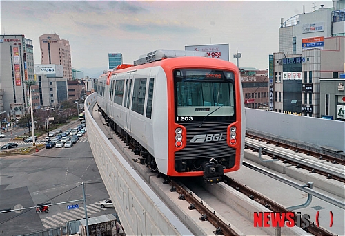 【부산=뉴시스】허상천 기자 = 부산 사상~김해 삼계간 총 연장 23.8㎞ 구간을 1일 424회 운행 중인 부산-김해 경전철은 지난 9월 16일 개통 후 1일 평균 3만100여 명이 이용하면서 오는 25일 개통 100일을 맞아 이용 승객 300만 명을 돌파할 전망이다. 하지만 이 같은 부산-김해 경전철 이용승객은 계획수요의 17%선에 불과한 실정이다. (사진 = 부산시 제공)&nbsp; photo@newsis.com