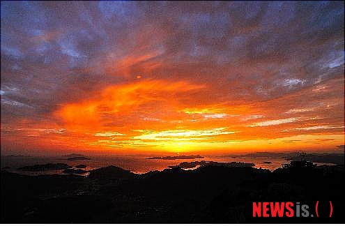 【통영=뉴시스】최운용 기자 = 한려수도 조망 케이블카 운영사인 경남 통영관광개발공사는 해돋이 행사를 위해 내년 1월1일 당일에 한해 매표는 오전 4시부터, 케이블카 운행은 오전 6시부터 시작한다. 사진은 한려수도 케이블카 상부역사가 있는 통영 미륵산 정상. (사진=통영관광개발공사 제공)&nbsp; photo@newsis.com