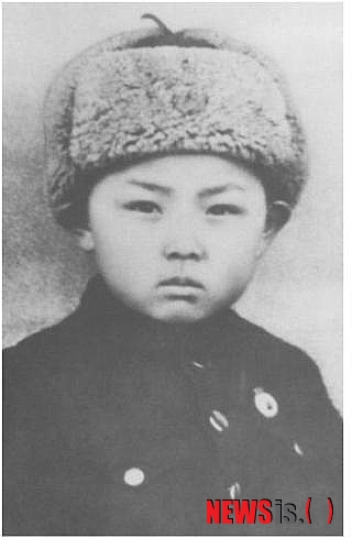 【서울=뉴시스】백영미 기자 = KBS 1TV 특별기획 김정일 3부작 '김정일의 모든 것을 찾아서'가 22~24일 밤 9시40분에 방송된다.&nbsp; 1년6개월에 걸쳐 14개국 24개 도시에서 김정일의 생애에 관한 증언과 영상을 발굴해 만들었다. 김정일의 출생, 유년시절, 학교생활, 가족생활, 여자관계 등을 담아냈다.&nbsp; 제1편 '유라 킴'에서는 김정일의 출생과 성장과정, 유년기, 학교생활 등을 조명한다. 객관적 사실과 증언들에 따르면 김정일은 러시아에서 태어났다. 어려서부터 소련식 이름 '유라'로 불렸다. 빨치산 대원들 속에서 군가를 부르고 행진하는 것을 좋아했다.&nbsp; 김정일의 소꿉친구 세르게이 바실리예비치가 유년시절 김정일의 사진과 함께 당시의 에피소드들을 들려준다. 김정일의 남동생과 어머니 김정숙의 죽음 등이다. 비극적인 사건들은 김정일의 마음에 커다란 상처로 남았다. 계모 김성애와의 나이차이는 14세에 불과했다.&nbsp; 전 평양외국어대 김현식(79) 교수가 김정일의 학교생활, 성적, 인성 등을 이야기한다. 김 교수는 김일성 집안의 개인교사 겸 김정일의 러시아어 과외선생이었다. 김 교수는 당시 김정일을 '얼굴이 빨개지던 순진한 소년'으로 기억한다. 북한의 주체사상 창시자인 황장엽(1923~2010)은 "17세의 김정일은 이미 권력에 상당한 관심을 갖고 있던 청년이었다"고 증언한다.&nbsp;&nbsp; 권력투쟁의 비화, 후계자 자리에 오르기까지의 과정을 살핀다. 김정일이 권력에 눈을 뜨기 시작한 때로부터 1974년 서른 둘의 나이로 세상에 당당히 등장하기까지를 따라간다.&nbsp; 제2편 '비극의 시작'에서는 유일사상 10대원칙이 북의 경제, 외교, 일상생활에 미친 영향과 결과들을 알아본다. 유일사상 10대원칙은 김정일이 권력기반을 강화하기 위해 제정했다. 이후 학교에서 시작된 '충성의 선서모임', 국민이 참가하는 '생활총화' 등 철저한 독재체제가 구축됐다. 북의 김일성(1912~1994), 김정일 부자 동상은 약 3만5000여개에 이른다.&nbsp; 김정일 밀실정치에 대한 증언들도 나온다. 황장엽의 생전 증언을 통해 파티에 대한 김정일의 평소 생각을 들어본다. 김정일의 '통 큰' 정치에도 주목한다. 김일성이 김정일을 자신의 후계자라고 알린 1980년 이후 세계 곳곳에 뻗친 북의 대규모 군사 경제지원 현장을 찾았다. 탄자니아공화국 잔지바르의 김일성 스타디움, 마다가스타르 대통령궁 등을 지원하면서 북의 경제는 큰 타격을 입었다. 또 평양은 김정일이 주도한 거대한 건축물들의 전시장으로 변해갔다.&nbsp; 제3편 '최후의 선택'에서는 김정일 처조카의 죽음, 강성대국 건설을 위한 김정일의 노력, 김정일의 후계자 물망에 올랐던 세 아들들의 행적을 추적한다. 특히 셋째 아들인 김정은(27)의 공격적이고 승부욕이 강했던 면모를 알아본다.&nbsp; positive100@newsis.com 