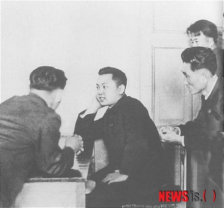 【서울=뉴시스】백영미 기자 = KBS 1TV 특별기획 김정일 3부작 '김정일의 모든 것을 찾아서'가 22~24일 밤 9시40분에 방송된다.&nbsp; 1년6개월에 걸쳐 14개국 24개 도시에서 김정일의 생애에 관한 증언과 영상을 발굴해 만들었다. 김정일의 출생, 유년시절, 학교생활, 가족생활, 여자관계 등을 담아냈다.&nbsp; 제1편 '유라 킴'에서는 김정일의 출생과 성장과정, 유년기, 학교생활 등을 조명한다. 객관적 사실과 증언들에 따르면 김정일은 러시아에서 태어났다. 어려서부터 소련식 이름 '유라'로 불렸다. 빨치산 대원들 속에서 군가를 부르고 행진하는 것을 좋아했다.&nbsp; 김정일의 소꿉친구 세르게이 바실리예비치가 유년시절 김정일의 사진과 함께 당시의 에피소드들을 들려준다. 김정일의 남동생과 어머니 김정숙의 죽음 등이다. 비극적인 사건들은 김정일의 마음에 커다란 상처로 남았다. 계모 김성애와의 나이차이는 14세에 불과했다.&nbsp; 전 평양외국어대 김현식(79) 교수가 김정일의 학교생활, 성적, 인성 등을 이야기한다. 김 교수는 김일성 집안의 개인교사 겸 김정일의 러시아어 과외선생이었다. 김 교수는 당시 김정일을 '얼굴이 빨개지던 순진한 소년'으로 기억한다. 북한의 주체사상 창시자인 황장엽(1923~2010)은 "17세의 김정일은 이미 권력에 상당한 관심을 갖고 있던 청년이었다"고 증언한다.&nbsp;&nbsp; 권력투쟁의 비화, 후계자 자리에 오르기까지의 과정을 살핀다. 김정일이 권력에 눈을 뜨기 시작한 때로부터 1974년 서른 둘의 나이로 세상에 당당히 등장하기까지를 따라간다.&nbsp; 제2편 '비극의 시작'에서는 유일사상 10대원칙이 북의 경제, 외교, 일상생활에 미친 영향과 결과들을 알아본다. 유일사상 10대원칙은 김정일이 권력기반을 강화하기 위해 제정했다. 이후 학교에서 시작된 '충성의 선서모임', 국민이 참가하는 '생활총화' 등 철저한 독재체제가 구축됐다. 북의 김일성(1912~1994), 김정일 부자 동상은 약 3만5000여개에 이른다.&nbsp; 김정일 밀실정치에 대한 증언들도 나온다. 황장엽의 생전 증언을 통해 파티에 대한 김정일의 평소 생각을 들어본다. 김정일의 '통 큰' 정치에도 주목한다. 김일성이 김정일을 자신의 후계자라고 알린 1980년 이후 세계 곳곳에 뻗친 북의 대규모 군사 경제지원 현장을 찾았다. 탄자니아공화국 잔지바르의 김일성 스타디움, 마다가스타르 대통령궁 등을 지원하면서 북의 경제는 큰 타격을 입었다. 또 평양은 김정일이 주도한 거대한 건축물들의 전시장으로 변해갔다.&nbsp; 제3편 '최후의 선택'에서는 김정일 처조카의 죽음, 강성대국 건설을 위한 김정일의 노력, 김정일의 후계자 물망에 올랐던 세 아들들의 행적을 추적한다. 특히 셋째 아들인 김정은(27)의 공격적이고 승부욕이 강했던 면모를 알아본다.&nbsp; positive100@newsis.com 