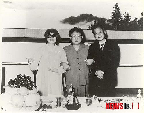 【서울=뉴시스】백영미 기자 = KBS 1TV 특별기획 김정일 3부작 '김정일의 모든 것을 찾아서'가 22~24일 밤 9시40분에 방송된다.&nbsp; 1년6개월에 걸쳐 14개국 24개 도시에서 김정일의 생애에 관한 증언과 영상을 발굴해 만들었다. 김정일의 출생, 유년시절, 학교생활, 가족생활, 여자관계 등을 담아냈다.&nbsp; 제1편 '유라 킴'에서는 김정일의 출생과 성장과정, 유년기, 학교생활 등을 조명한다. 객관적 사실과 증언들에 따르면 김정일은 러시아에서 태어났다. 어려서부터 소련식 이름 '유라'로 불렸다. 빨치산 대원들 속에서 군가를 부르고 행진하는 것을 좋아했다.&nbsp; 김정일의 소꿉친구 세르게이 바실리예비치가 유년시절 김정일의 사진과 함께 당시의 에피소드들을 들려준다. 김정일의 남동생과 어머니 김정숙의 죽음 등이다. 비극적인 사건들은 김정일의 마음에 커다란 상처로 남았다. 계모 김성애와의 나이차이는 14세에 불과했다.&nbsp; 전 평양외국어대 김현식(79) 교수가 김정일의 학교생활, 성적, 인성 등을 이야기한다. 김 교수는 김일성 집안의 개인교사 겸 김정일의 러시아어 과외선생이었다. 김 교수는 당시 김정일을 '얼굴이 빨개지던 순진한 소년'으로 기억한다. 북한의 주체사상 창시자인 황장엽(1923~2010)은 "17세의 김정일은 이미 권력에 상당한 관심을 갖고 있던 청년이었다"고 증언한다.&nbsp;&nbsp; 권력투쟁의 비화, 후계자 자리에 오르기까지의 과정을 살핀다. 김정일이 권력에 눈을 뜨기 시작한 때로부터 1974년 서른 둘의 나이로 세상에 당당히 등장하기까지를 따라간다.&nbsp; 제2편 '비극의 시작'에서는 유일사상 10대원칙이 북의 경제, 외교, 일상생활에 미친 영향과 결과들을 알아본다. 유일사상 10대원칙은 김정일이 권력기반을 강화하기 위해 제정했다. 이후 학교에서 시작된 '충성의 선서모임', 국민이 참가하는 '생활총화' 등 철저한 독재체제가 구축됐다. 북의 김일성(1912~1994), 김정일 부자 동상은 약 3만5000여개에 이른다.&nbsp; 김정일 밀실정치에 대한 증언들도 나온다. 황장엽의 생전 증언을 통해 파티에 대한 김정일의 평소 생각을 들어본다. 김정일의 '통 큰' 정치에도 주목한다. 김일성이 김정일을 자신의 후계자라고 알린 1980년 이후 세계 곳곳에 뻗친 북의 대규모 군사 경제지원 현장을 찾았다. 탄자니아공화국 잔지바르의 김일성 스타디움, 마다가스타르 대통령궁 등을 지원하면서 북의 경제는 큰 타격을 입었다. 또 평양은 김정일이 주도한 거대한 건축물들의 전시장으로 변해갔다.&nbsp; 제3편 '최후의 선택'에서는 김정일 처조카의 죽음, 강성대국 건설을 위한 김정일의 노력, 김정일의 후계자 물망에 올랐던 세 아들들의 행적을 추적한다. 특히 셋째 아들인 김정은(27)의 공격적이고 승부욕이 강했던 면모를 알아본다.&nbsp; positive100@newsis.com 