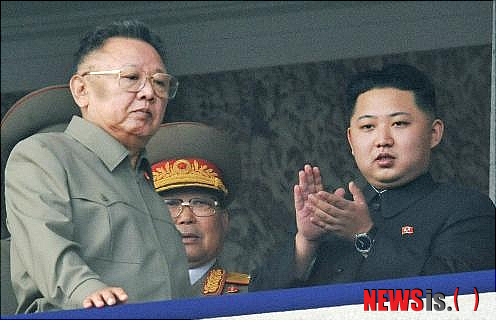 【서울=뉴시스】백영미 기자 = KBS 1TV 특별기획 김정일 3부작 '김정일의 모든 것을 찾아서'가 22~24일 밤 9시40분에 방송된다.&nbsp; 1년6개월에 걸쳐 14개국 24개 도시에서 김정일의 생애에 관한 증언과 영상을 발굴해 만들었다. 김정일의 출생, 유년시절, 학교생활, 가족생활, 여자관계 등을 담아냈다.&nbsp; 제1편 '유라 킴'에서는 김정일의 출생과 성장과정, 유년기, 학교생활 등을 조명한다. 객관적 사실과 증언들에 따르면 김정일은 러시아에서 태어났다. 어려서부터 소련식 이름 '유라'로 불렸다. 빨치산 대원들 속에서 군가를 부르고 행진하는 것을 좋아했다.&nbsp; 김정일의 소꿉친구 세르게이 바실리예비치가 유년시절 김정일의 사진과 함께 당시의 에피소드들을 들려준다. 김정일의 남동생과 어머니 김정숙의 죽음 등이다. 비극적인 사건들은 김정일의 마음에 커다란 상처로 남았다. 계모 김성애와의 나이차이는 14세에 불과했다.&nbsp; 전 평양외국어대 김현식(79) 교수가 김정일의 학교생활, 성적, 인성 등을 이야기한다. 김 교수는 김일성 집안의 개인교사 겸 김정일의 러시아어 과외선생이었다. 김 교수는 당시 김정일을 '얼굴이 빨개지던 순진한 소년'으로 기억한다. 북한의 주체사상 창시자인 황장엽(1923~2010)은 "17세의 김정일은 이미 권력에 상당한 관심을 갖고 있던 청년이었다"고 증언한다.&nbsp;&nbsp; 권력투쟁의 비화, 후계자 자리에 오르기까지의 과정을 살핀다. 김정일이 권력에 눈을 뜨기 시작한 때로부터 1974년 서른 둘의 나이로 세상에 당당히 등장하기까지를 따라간다.&nbsp; 제2편 '비극의 시작'에서는 유일사상 10대원칙이 북의 경제, 외교, 일상생활에 미친 영향과 결과들을 알아본다. 유일사상 10대원칙은 김정일이 권력기반을 강화하기 위해 제정했다. 이후 학교에서 시작된 '충성의 선서모임', 국민이 참가하는 '생활총화' 등 철저한 독재체제가 구축됐다. 북의 김일성(1912~1994), 김정일 부자 동상은 약 3만5000여개에 이른다.&nbsp; 김정일 밀실정치에 대한 증언들도 나온다. 황장엽의 생전 증언을 통해 파티에 대한 김정일의 평소 생각을 들어본다. 김정일의 '통 큰' 정치에도 주목한다. 김일성이 김정일을 자신의 후계자라고 알린 1980년 이후 세계 곳곳에 뻗친 북의 대규모 군사 경제지원 현장을 찾았다. 탄자니아공화국 잔지바르의 김일성 스타디움, 마다가스타르 대통령궁 등을 지원하면서 북의 경제는 큰 타격을 입었다. 또 평양은 김정일이 주도한 거대한 건축물들의 전시장으로 변해갔다.&nbsp; 제3편 '최후의 선택'에서는 김정일 처조카의 죽음, 강성대국 건설을 위한 김정일의 노력, 김정일의 후계자 물망에 올랐던 세 아들들의 행적을 추적한다. 특히 셋째 아들인 김정은(27)의 공격적이고 승부욕이 강했던 면모를 알아본다.&nbsp; positive100@newsis.com 