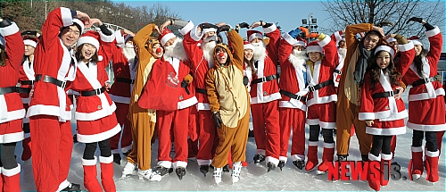 【서울=뉴시스】조종원 기자 = 22일 오전 서울 광진구 광장동 워커힐 아이스링크에서 열린 '마이 달링 산타 온 아이스'에서 연인들이 포토타임을 갖고 있다. 쉐라톤그랜드워커힐은 오늘 개장한 아이스링크에서 오는 24, 25일 입장하는 커플들에게 귀여운 산타 모자와 사슴뿔 머리띠를 선물로 증정한다고 전했다. choswat@newsis.com