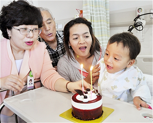 【부산=뉴시스】하경민 기자 = 23일 오전 부산 해운대백병원 입원실에서 캄보디아 어린이 티티(3)가 병원 측의 축하를 받고 있다. 손발 기형을 갖고 있던 티티는 병원의 손발 분리 수술을 받아 정삭적인 삶을 살게 됐다. (사진=해운대백병원 제공) yulnetphoto@newsis.com