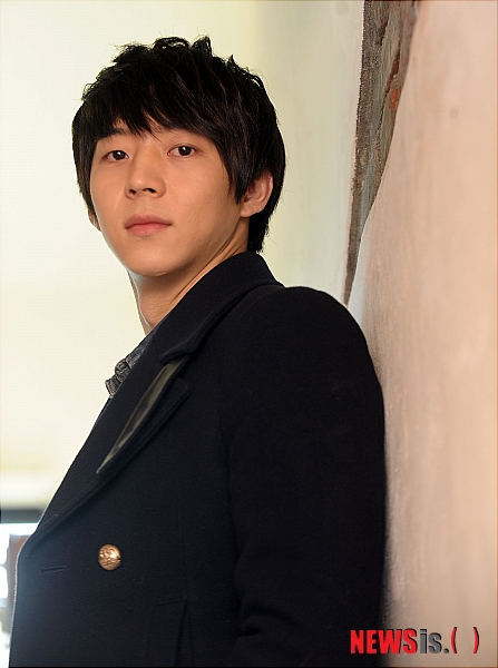 【서울=뉴시스】박동욱 기자 = SBS 드라마 '천일의 약속'에서 극중 수애의 동생 이문권 역으로 열연한 배우 박유환이 23일 오전 서울 종로구 삼청동 한 까페에서 뉴시스와의 인터뷰에 앞서 포즈를 취하고 있다. fufus@newsis.com